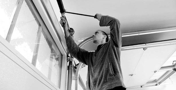 5 Things to Check Before Hiring a Garage Door Repair Service